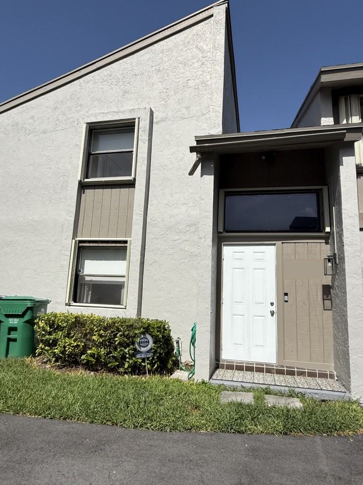 10621 Sw 113th Pl #C - Photo 2 of 22