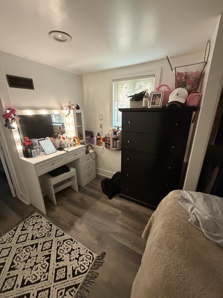 5035 W Henderson St #B - Photo 4 of 9