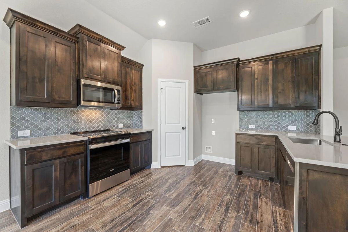 2106 Briarwood Dr - Photo 2 of 39