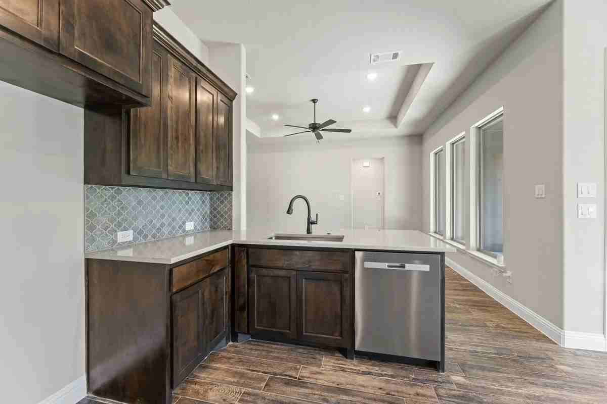 2106 Briarwood Dr - Photo 3 of 39