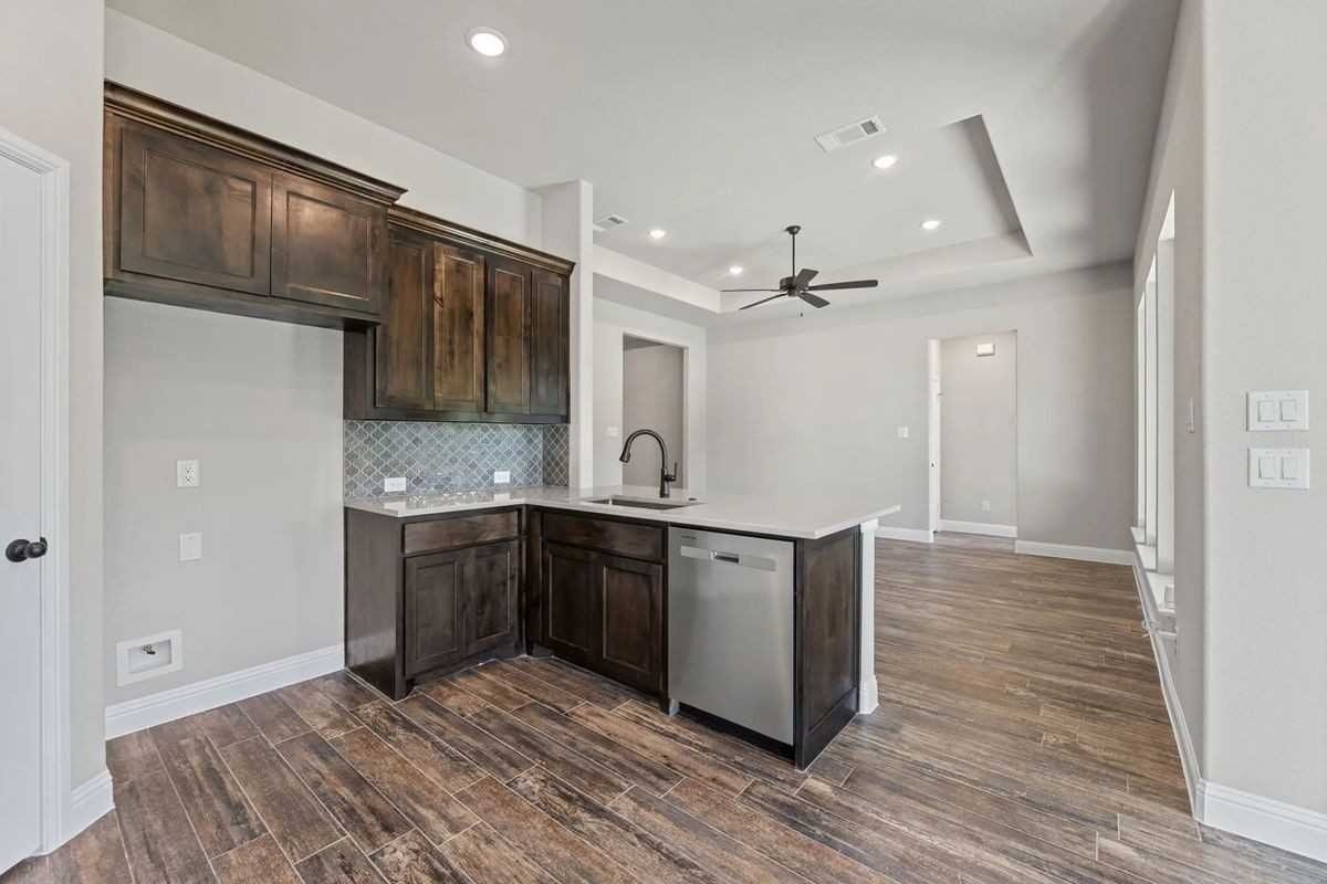 2106 Briarwood Dr - Photo 4 of 39