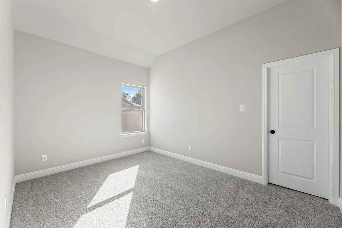 2106 Briarwood Dr - Photo 6 of 39