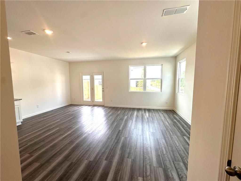 423 Towson St - Photo 6 of 33
