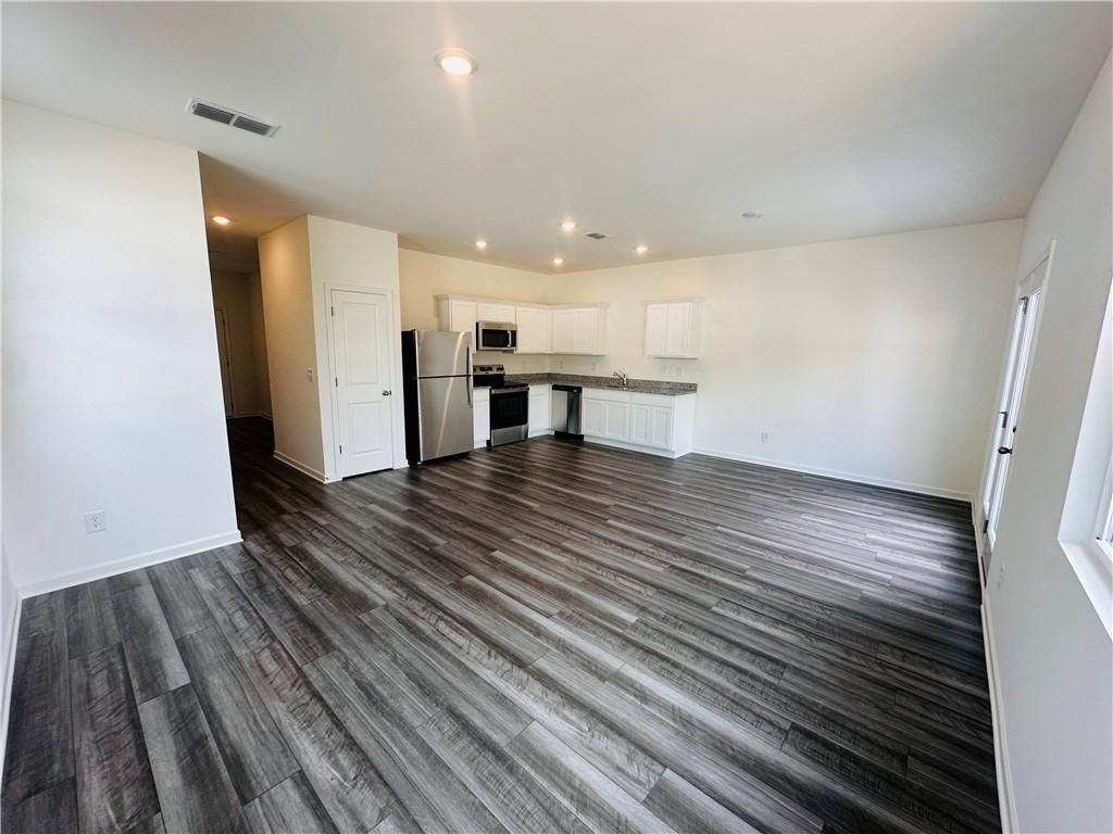 423 Towson St - Photo 7 of 33
