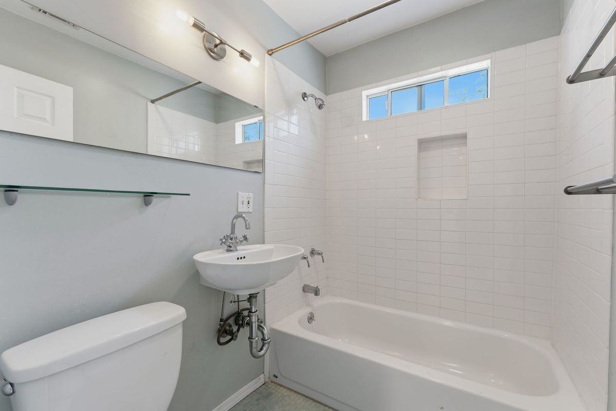 422 James St - Photo 3 of 4