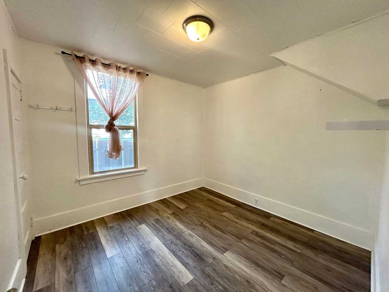 304 S Anderson St - Photo 6 of 31
