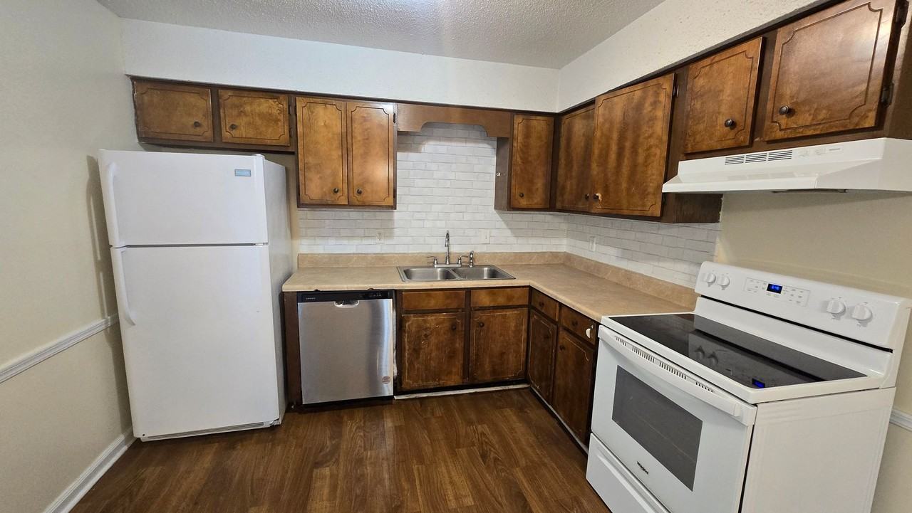 1097 Live Oak Dr - Photo 4 of 19