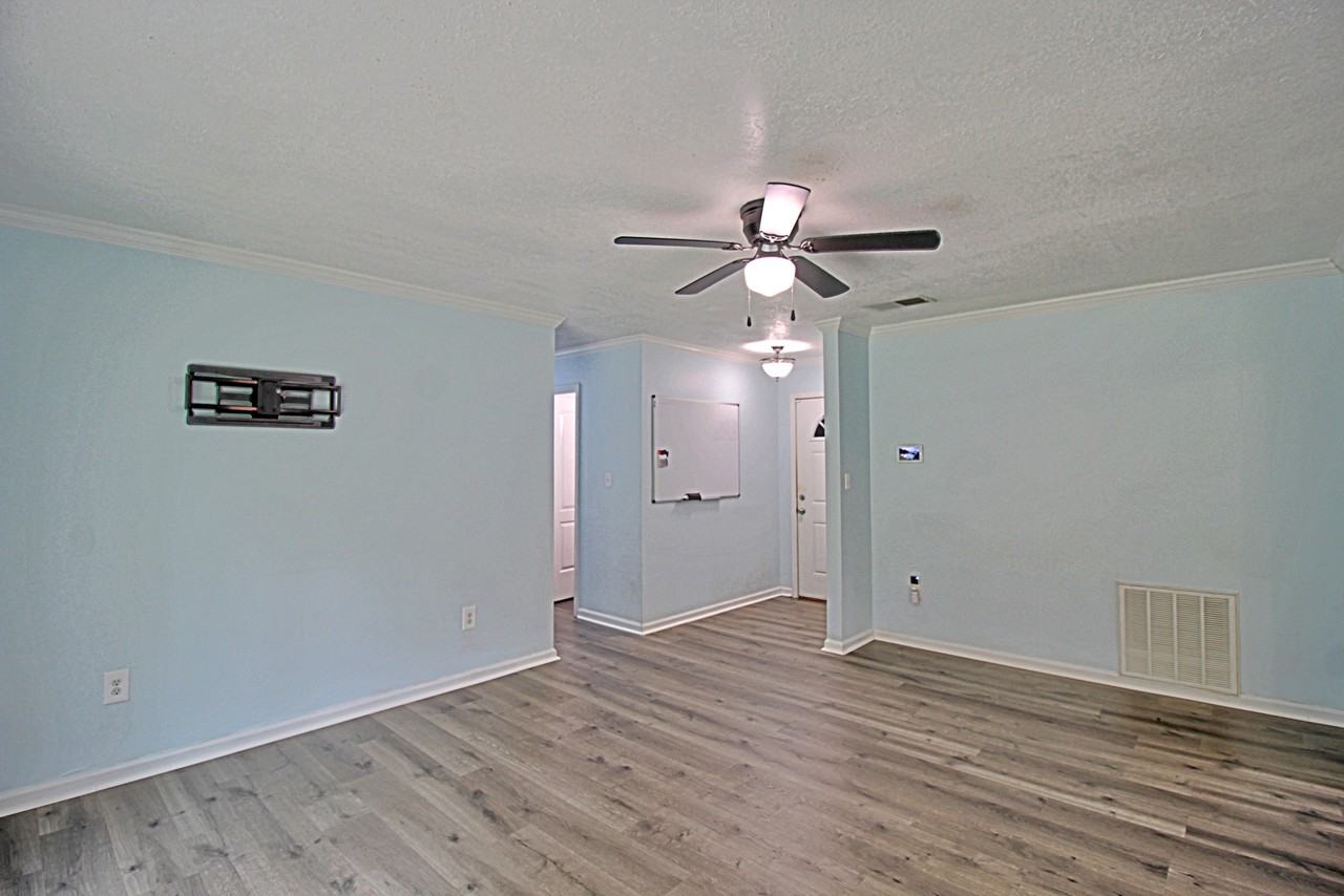 1062 Kelly Dr #1 - Photo 4 of 33