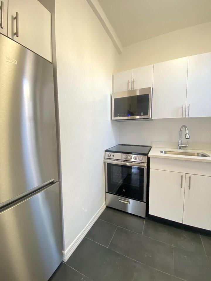 W 73rd St #6E - Photo 2 of 4