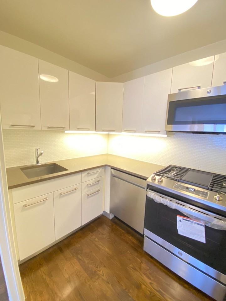 E 63rd St #12D - Photo 3 of 5
