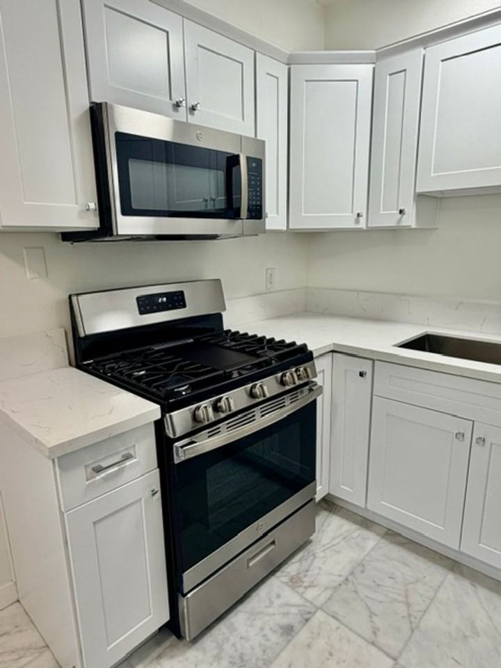 1595 E. Chevy Chase Drive - Photo 5 of 31