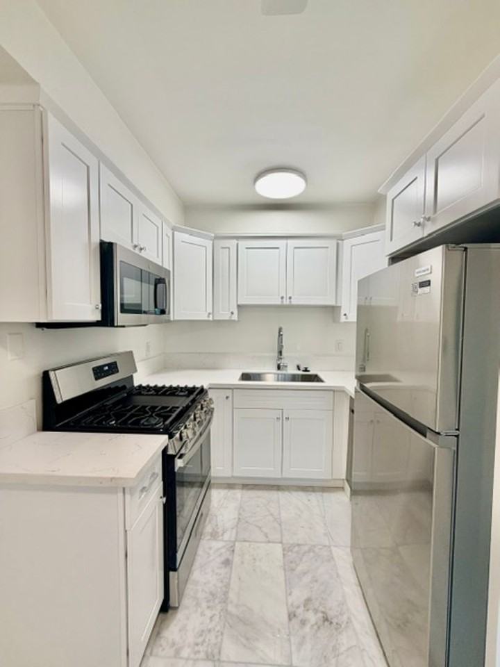 1595 E. Chevy Chase Drive - Photo 7 of 31