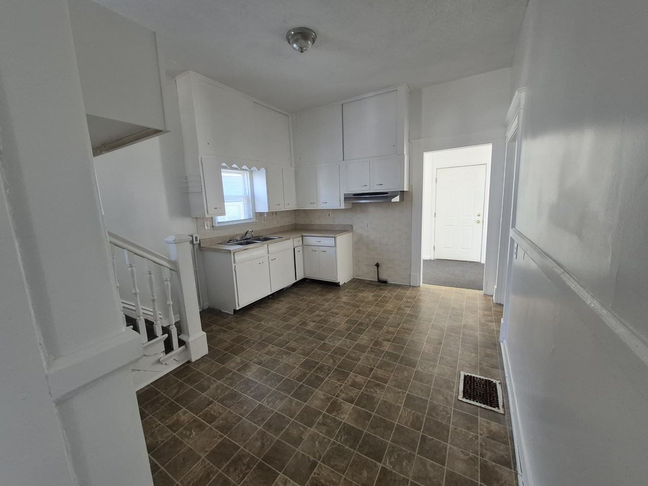 635 S 39th St #1 - Photo 6 of 27