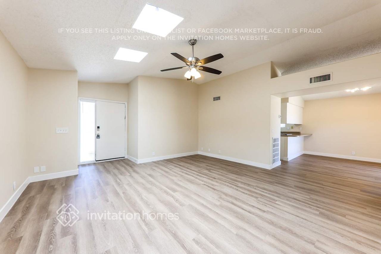 11134 N 82nd Dr - Photo 6 of 17