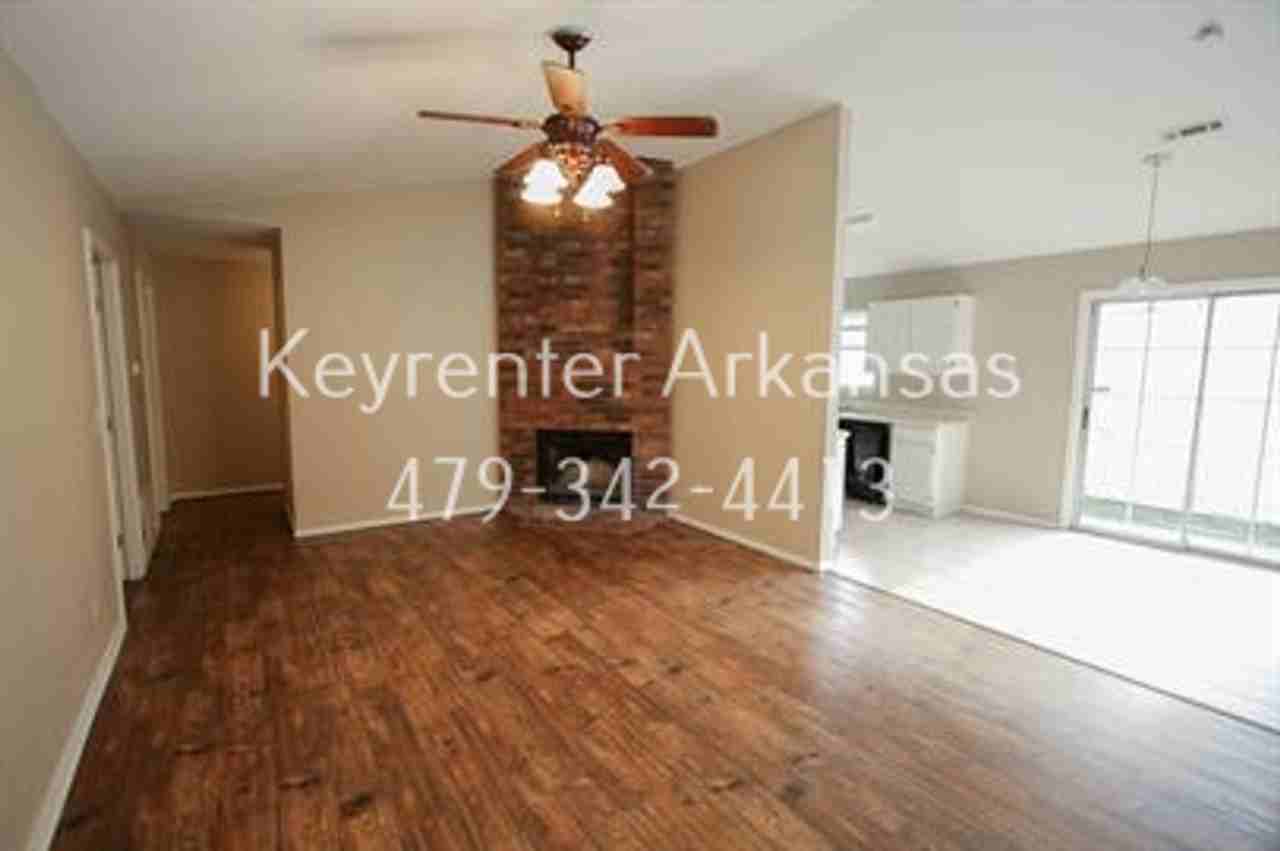 736 W Poplar St - Photo 2 of 12