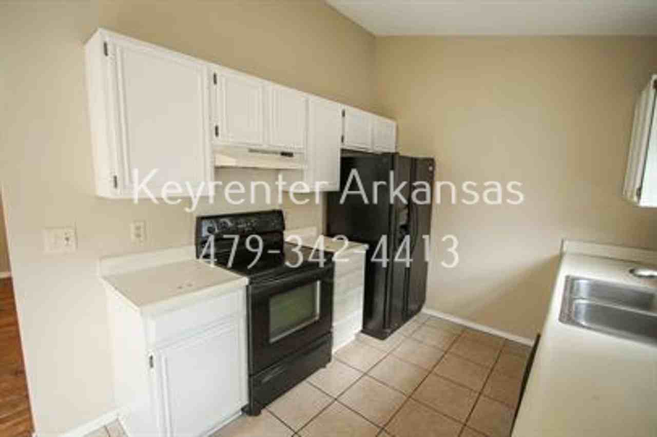 736 W Poplar St - Photo 3 of 12