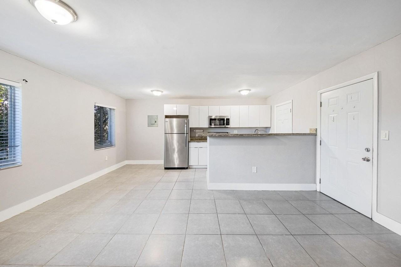 Kenwood Apartments - Photo 5 of 18