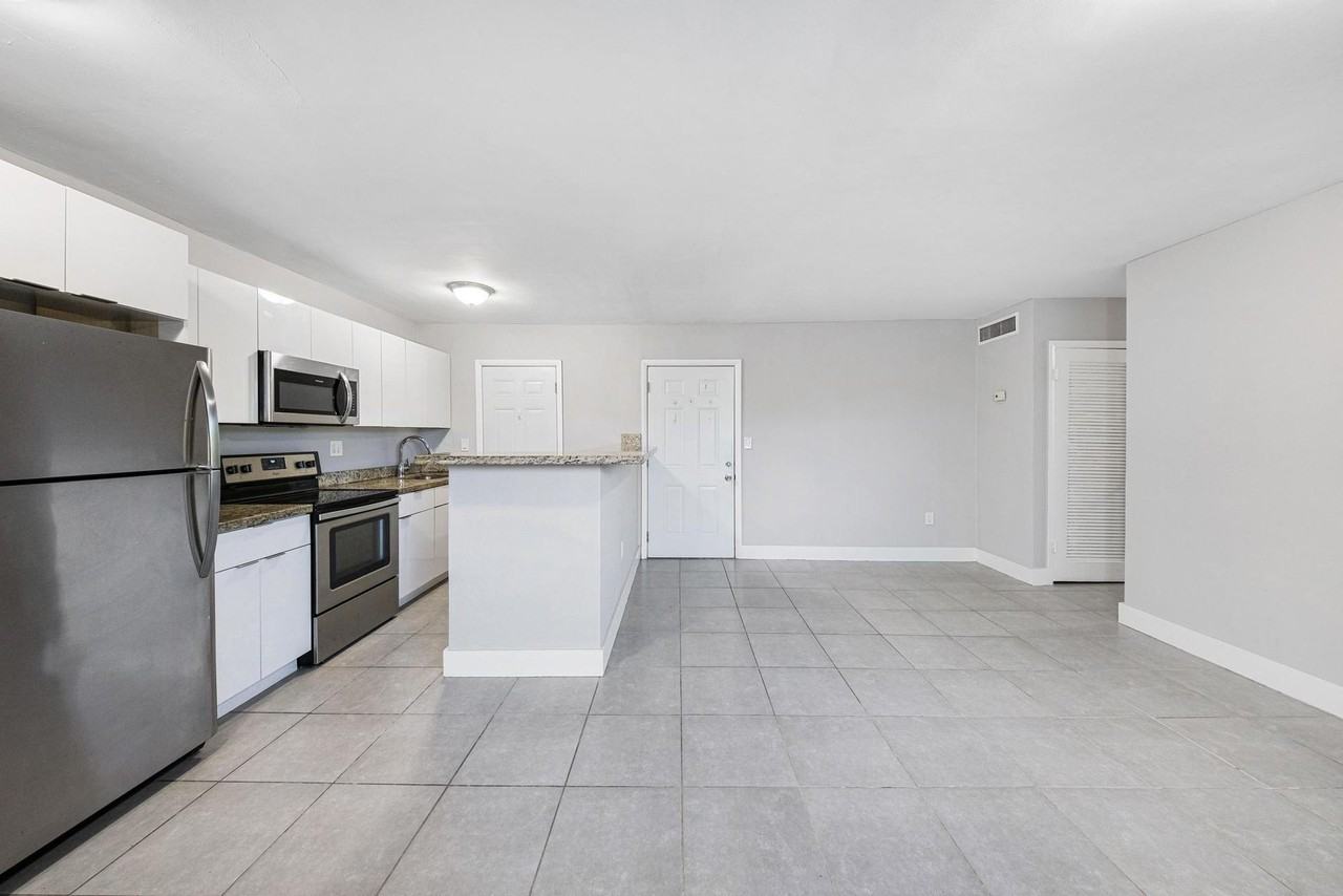 Kenwood Apartments - Photo 7 of 18