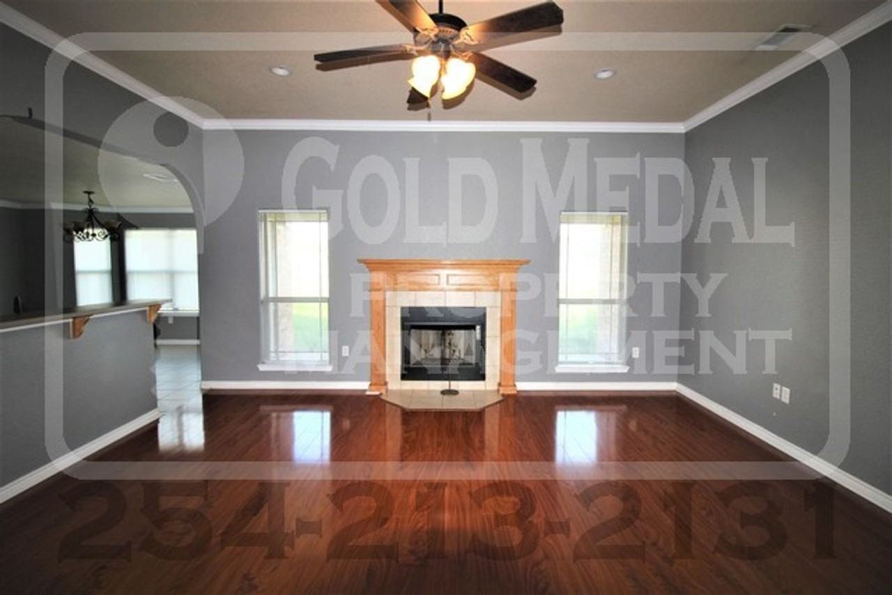 401 Hedy Dr - Photo 4 of 33
