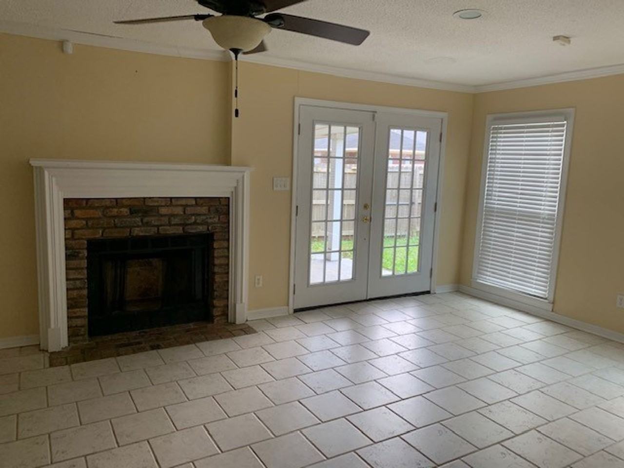 6017 Sussex Dr - Photo 3 of 9