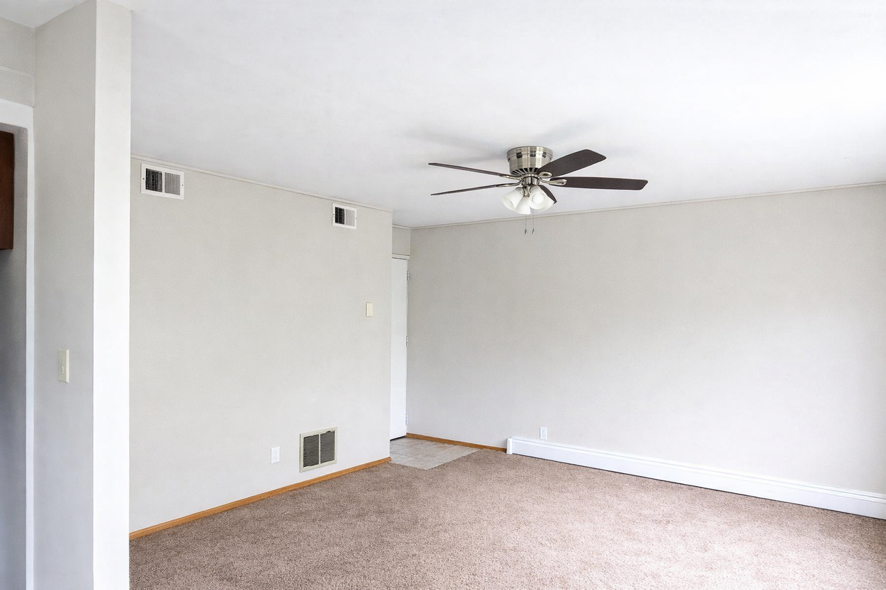 284 MOON CLINTON ROADAPT 4 #4 - Photo 3 of 8