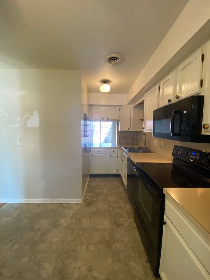 623 E Walnut St - Photo 3 of 17