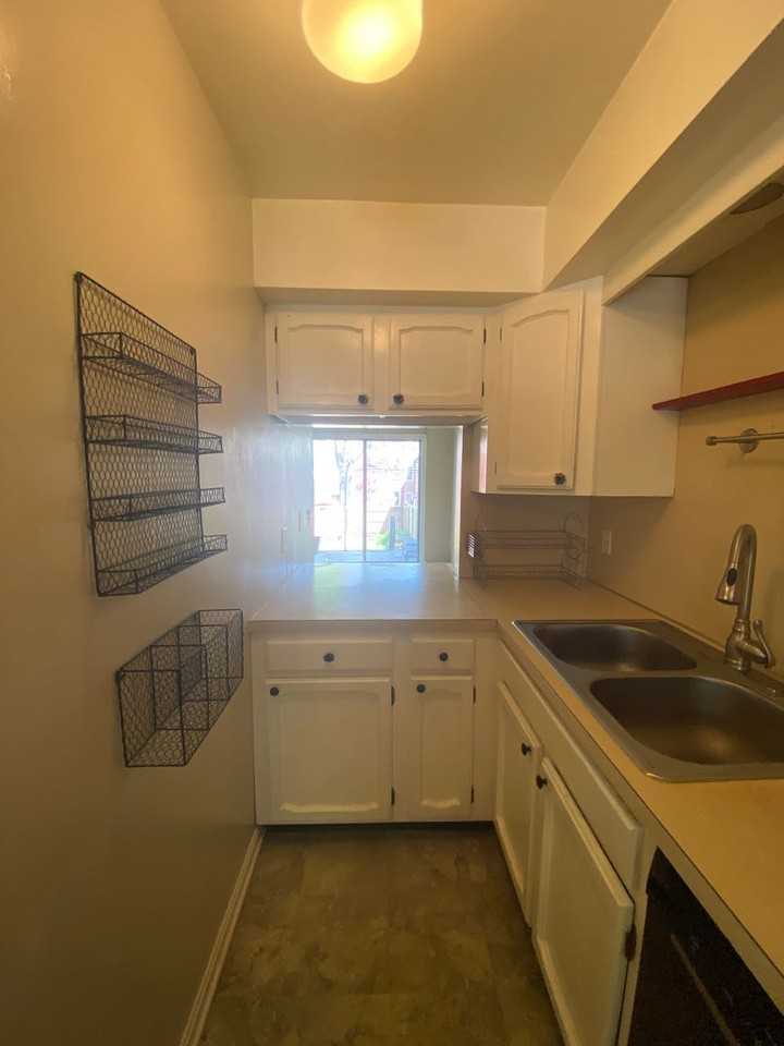 623 E Walnut St - Photo 4 of 17