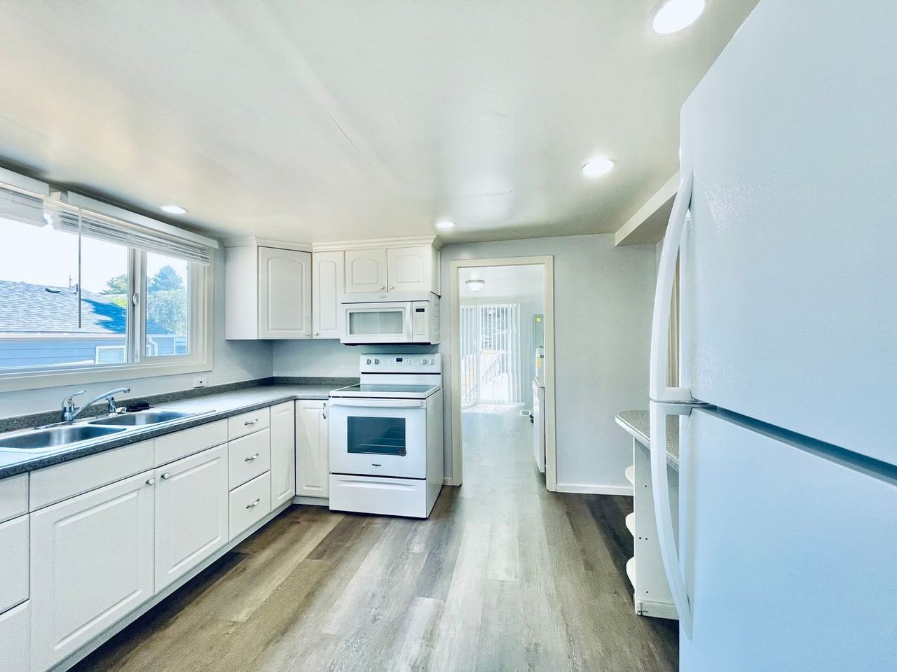 1403 S 99th St - Photo 4 of 26