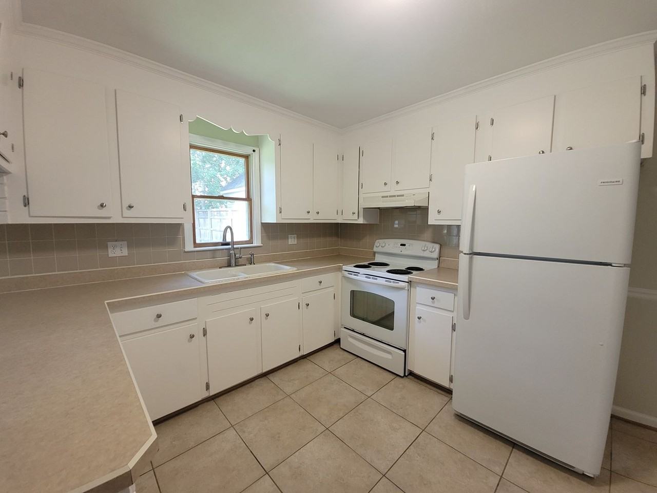 2237 Maple St - Photo 5 of 17