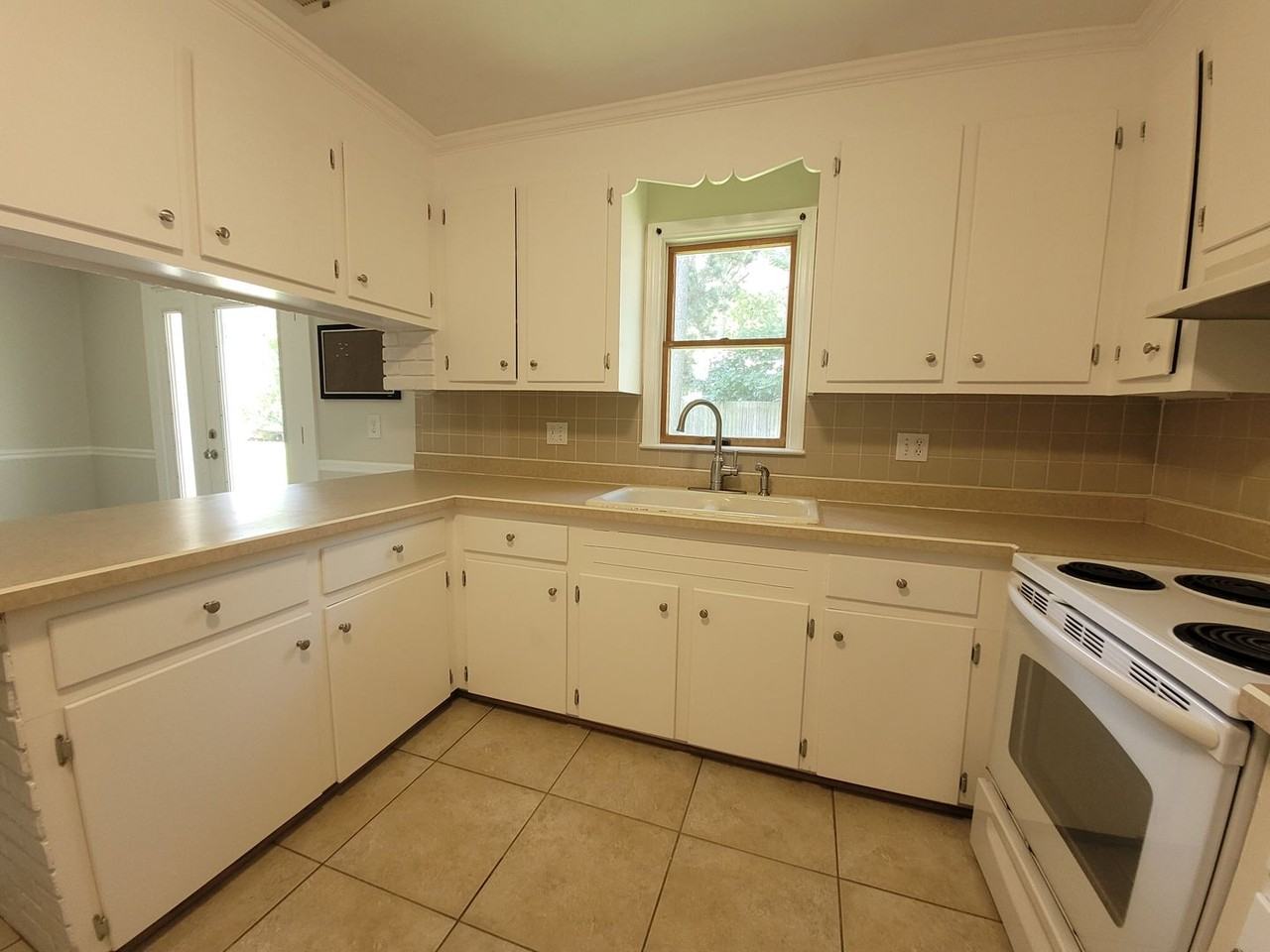 2237 Maple St - Photo 6 of 17