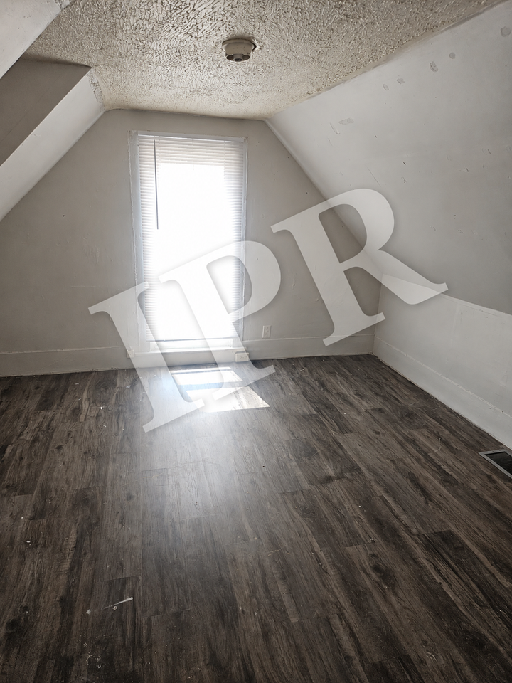 330 Mayne St - Photo 5 of 7