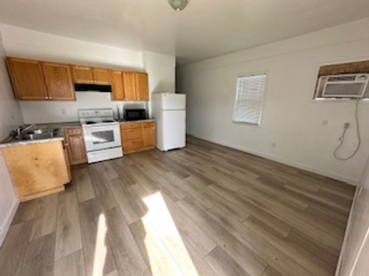 909 E Saint Victor St - Photo 2 of 6