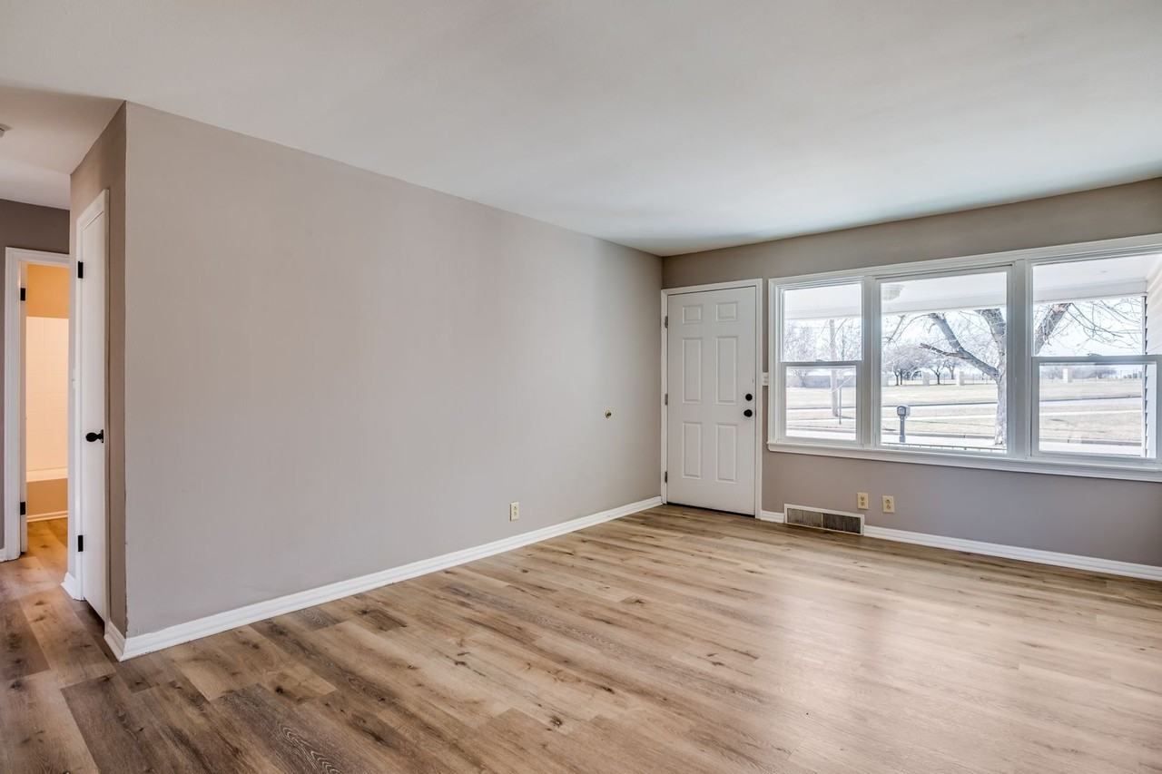 812 S Bluff Ave - Photo 2 of 11