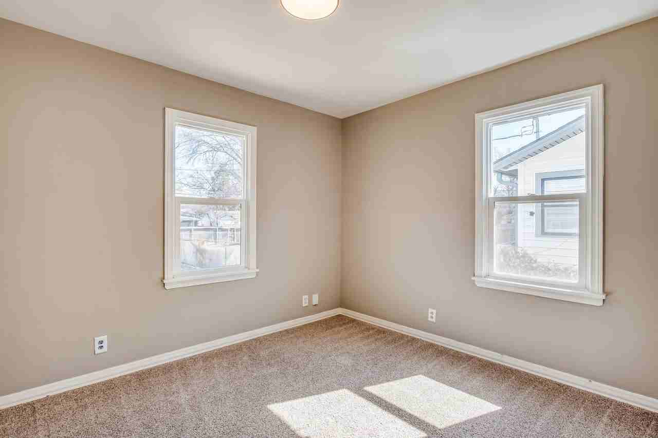 812 S Bluff Ave - Photo 6 of 11