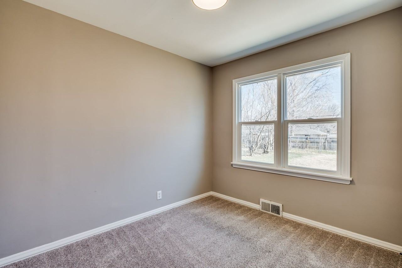 812 S Bluff Ave - Photo 7 of 11