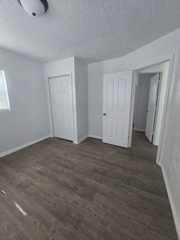 706 E Madison St - Photo 4 of 16