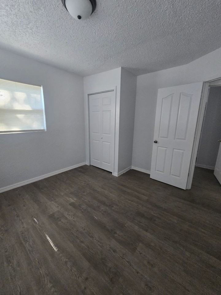 706 E Madison St - Photo 5 of 16