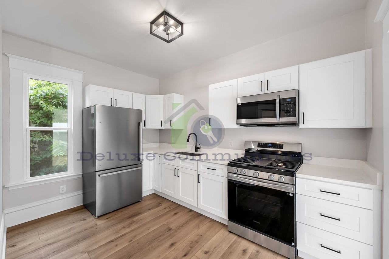 606 Lafayette Ave Ne - Photo 4 of 21