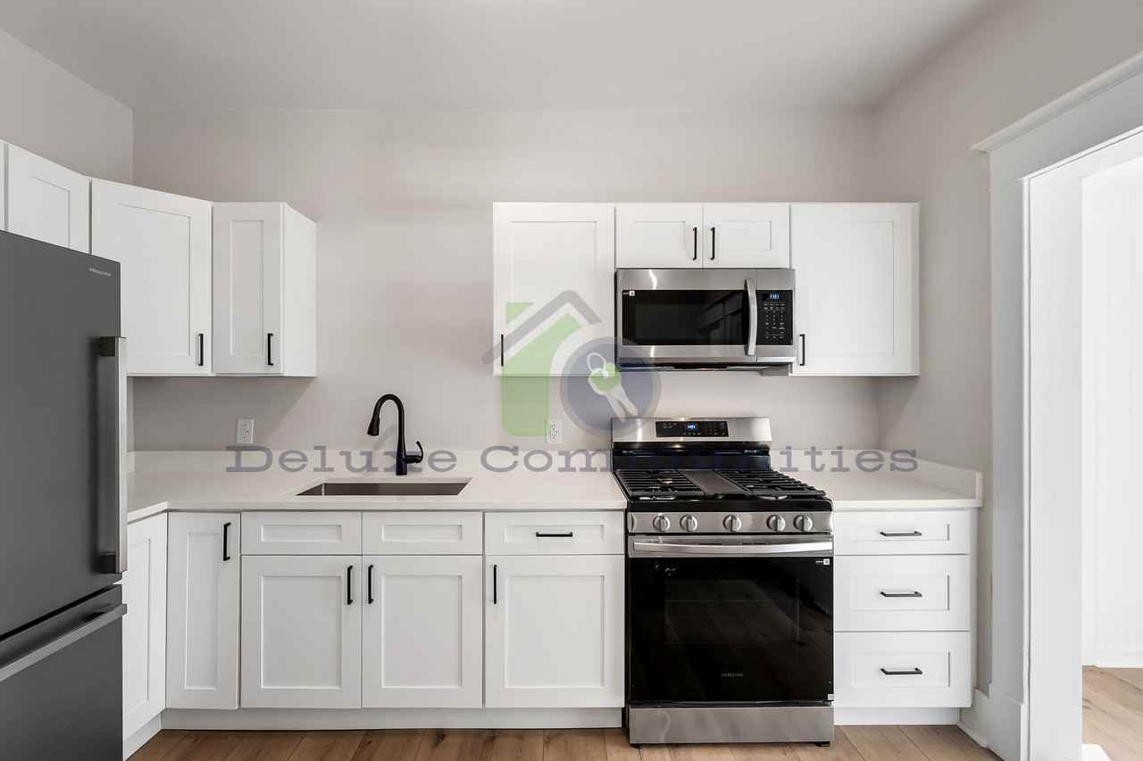 606 Lafayette Ave Ne - Photo 6 of 21