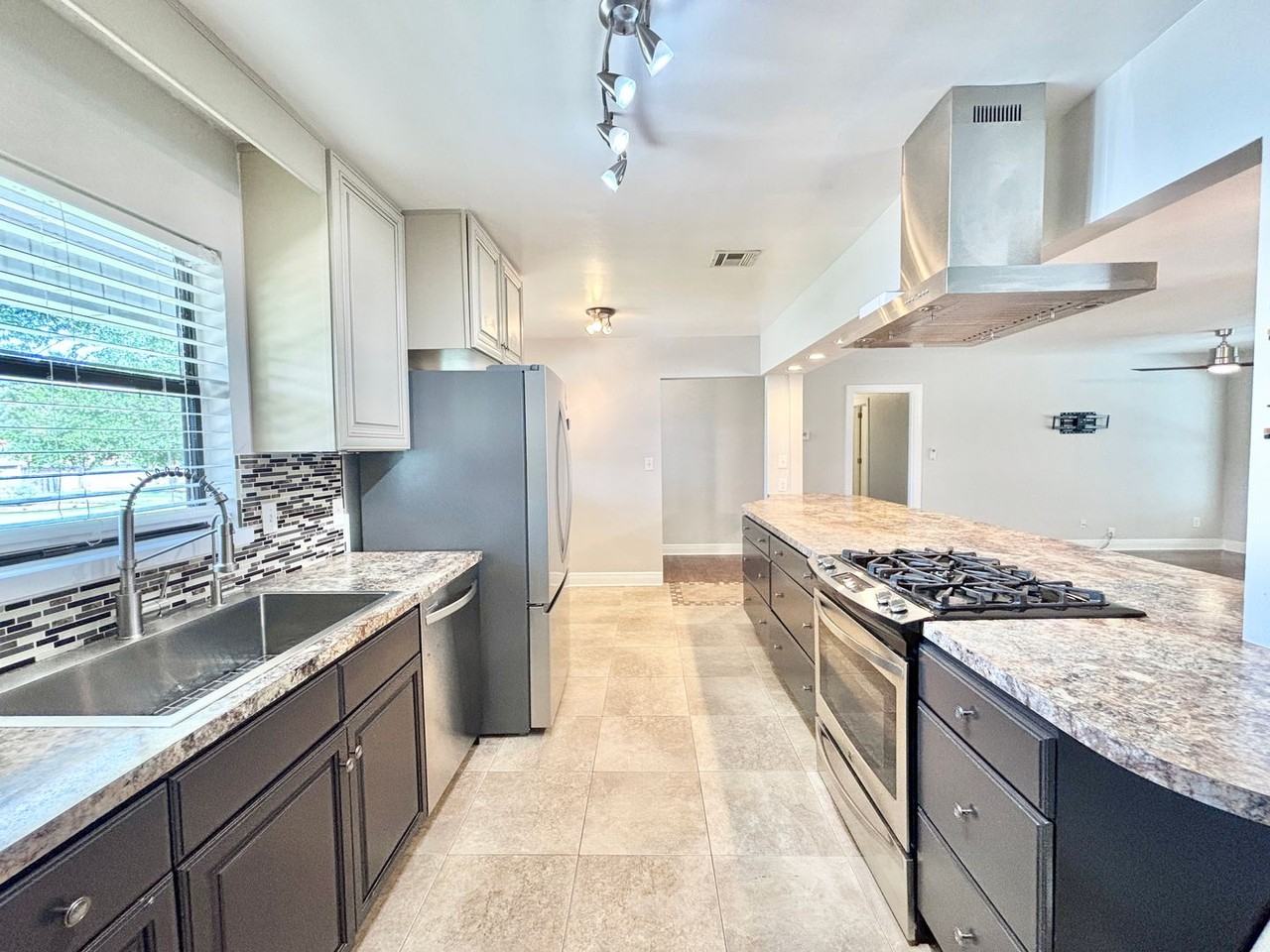 3331 Bayou Blvd - Photo 5 of 20
