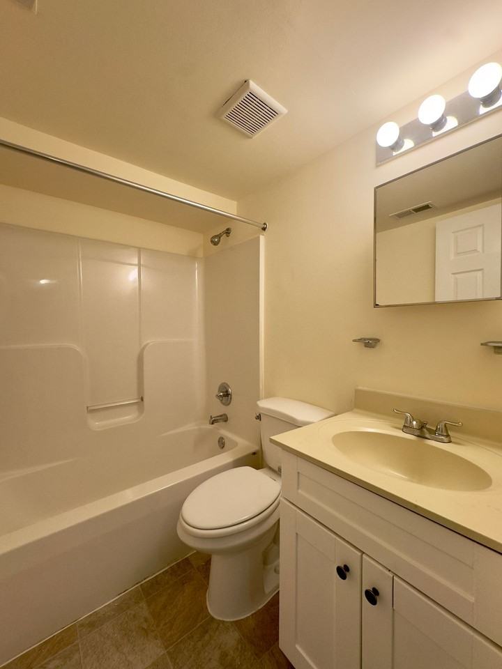 Midwood Apartments in Kenilworth Park, Baltimore, MD! - Photo 7 of 8