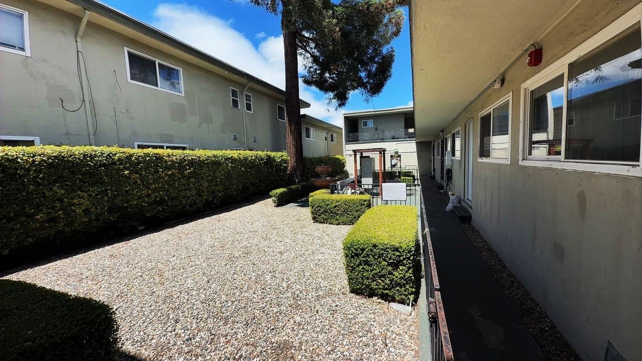 Spacious Apartment Homes | Close to Downtown Oakland - Photo 5 of 10