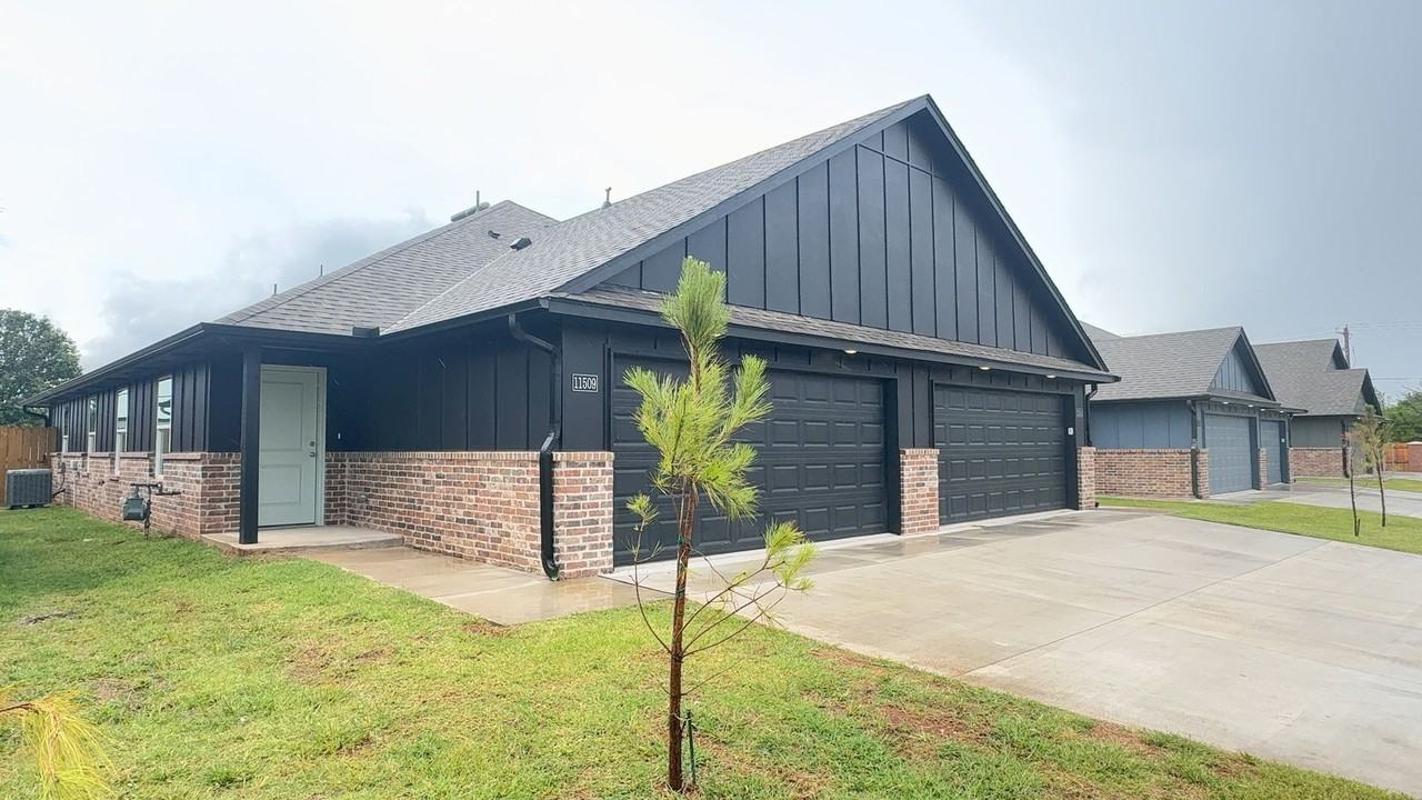11509 University Dr - Photo 2 of 21