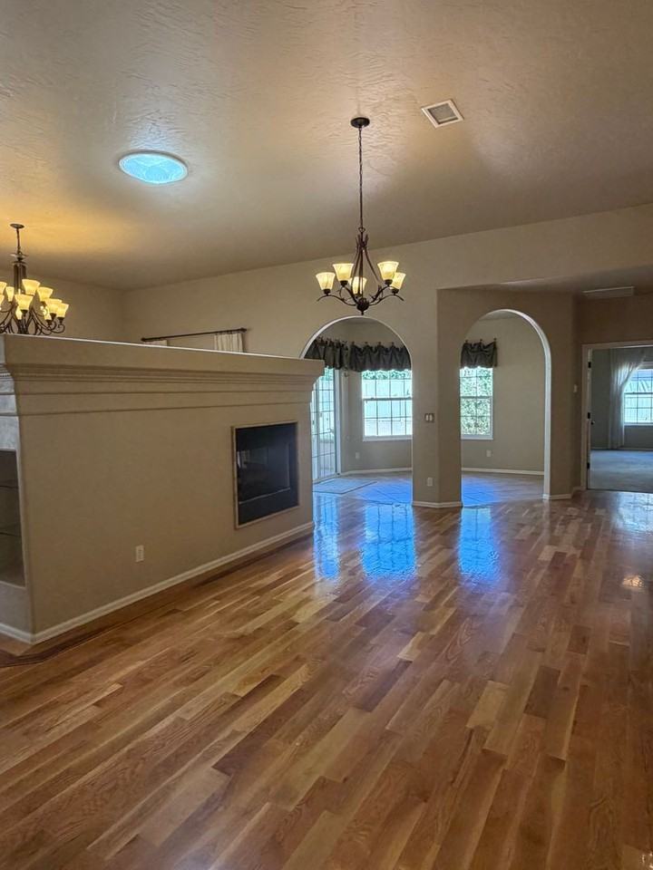 1825 Venetian Dr - Photo 5 of 25