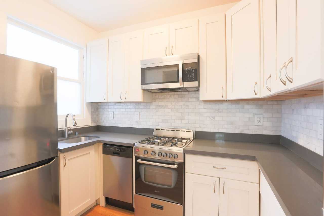 1800 Lakeshore Ave #4 - Photo 5 of 9