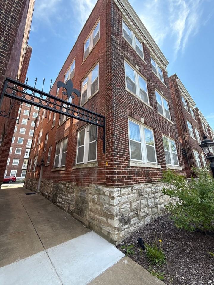 5350 Pershing Ave