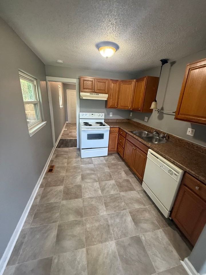 2259 N Bolivar Rd - Photo 5 of 11