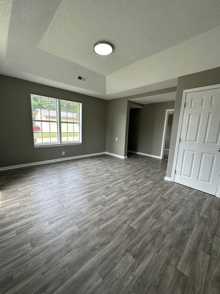 1818 N Weller Ave - Photo 2 of 11