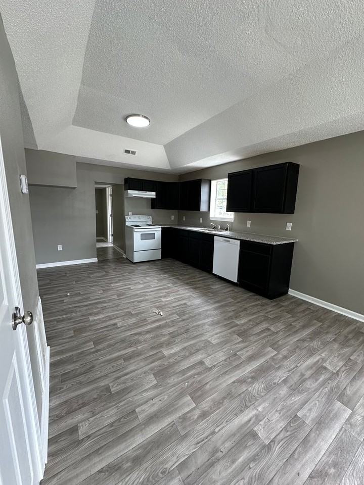 1818 N Weller Ave - Photo 3 of 11