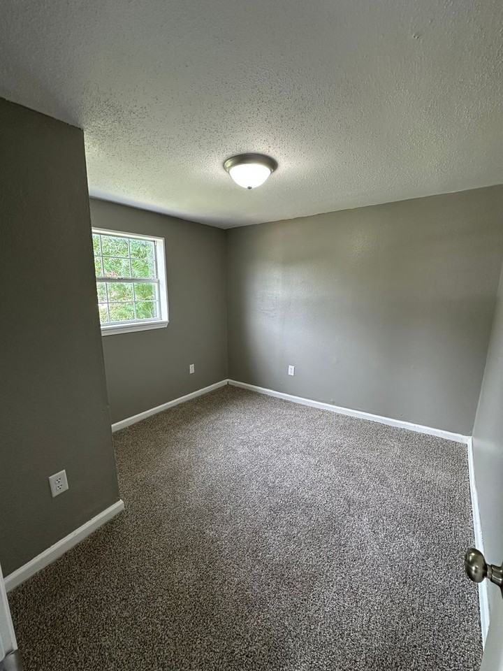1818 N Weller Ave - Photo 4 of 11